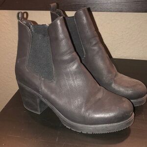 Pull on black ankle boots 🥾